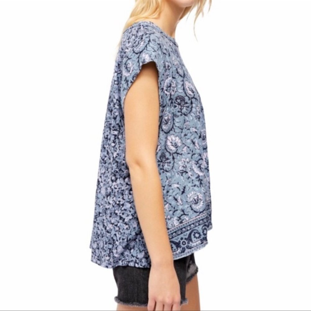 Free People High Tide Printed Oversized Tee Chambray Combo - Picture 3 of 10
